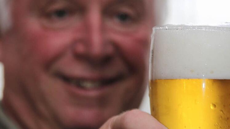 Bei den Bierpreisen in Kulmbach vergeht Bernd Meile (fast) die Lust am Biertrinken. Foto: Stephan Tiroch