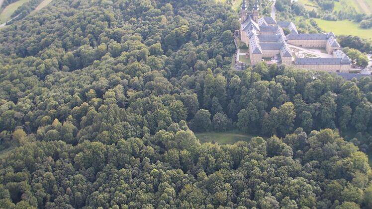 Zu einem Hangrutsch am Banzberg kam es 1911; damals war ein großer Teil des Bergs abgesackt (im Bild links vom Kloster).
