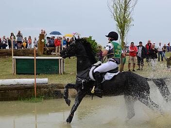 Olympiasieger Michael Jung mit "Der Dante" im Wassergraben. Fotos: Doris Bauer