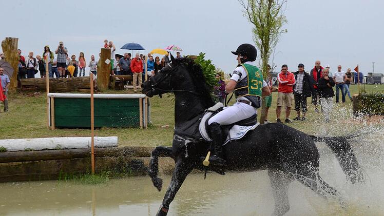 Olympiasieger Michael Jung mit "Der Dante" im Wassergraben. Fotos: Doris Bauer