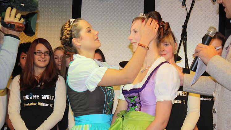 Diadem und Schärpe übernimmt die neue Bierkönigin von ihrer Vorgängerin Tatjana Thönnißen.