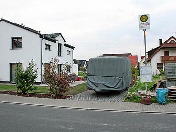 So schaut derzeit die Bushaltestelle an der Zeckerner Hauptstraße aus: Nur ein Ständer für das H-Zeichen, kein Platz für ein Wartehäuschen. Für das Haus links davon wurde ein Sichtschutz beantragt und in zweiter Lesung auch bewilligt. Der darf jedoch nicht um die Ecke in die Schulstraße geführt werden.  Foto: Evi Seeger