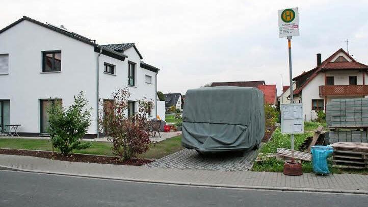 So schaut derzeit die Bushaltestelle an der Zeckerner Hauptstraße aus: Nur ein Ständer für das H-Zeichen, kein Platz für ein Wartehäuschen. Für das Haus links davon wurde ein Sichtschutz beantragt und in zweiter Lesung auch bewilligt. Der darf jedoch nicht um die Ecke in die Schulstraße geführt werden.  Foto: Evi Seeger