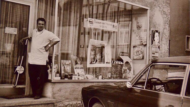Diese Aufnahme entstand 1967 und zeigt den Firmengründer Otmar Wehner vor seinem Salon am Marktplatz in Burkardroth. Repro: Kathrin Kupka-Hahn