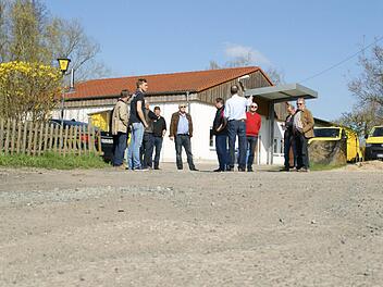 Der Bauausschuss sah sich vor Ort um. Foto: Sabine Weinbeer