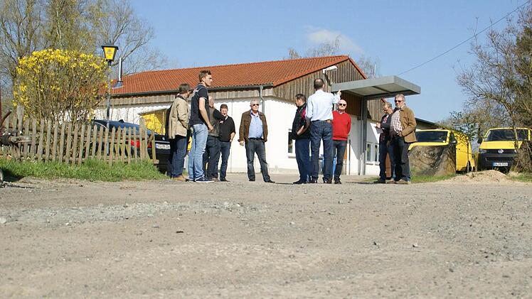 Der Bauausschuss sah sich vor Ort um. Foto: Sabine Weinbeer