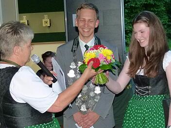 Vorsitzende Inge Winkler gratuliert dem neuen König Florian Eichner und überreicht seiner Freundin Theresa einen Blumenstrauß. Foto: Klaus-Peter Wulf