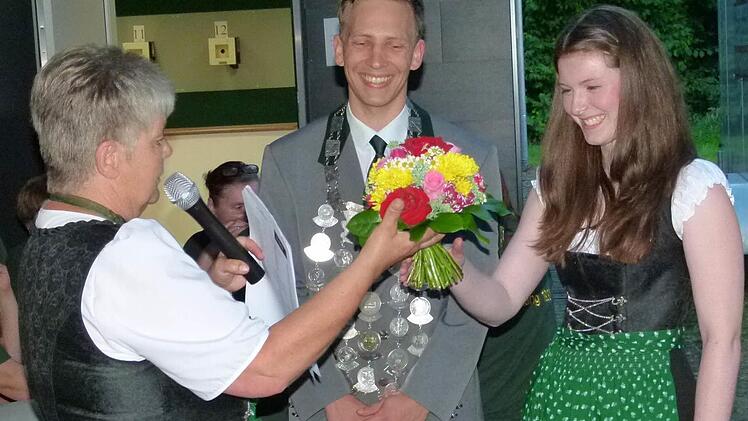 Vorsitzende Inge Winkler gratuliert dem neuen König Florian Eichner und überreicht seiner Freundin Theresa einen Blumenstrauß. Foto: Klaus-Peter Wulf
