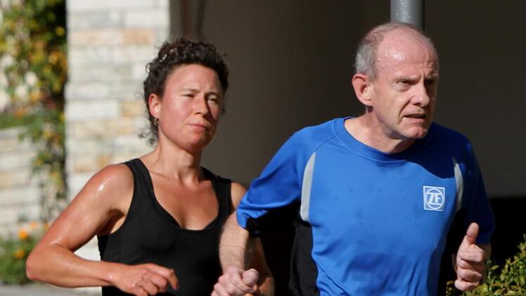 Siegerin bei den Frauen wurde souverän Ursula Schürle (links), hier auf der Strecke durch Ziegelanger mit Klaus-Peter Jahn von TSV Schwebheim.