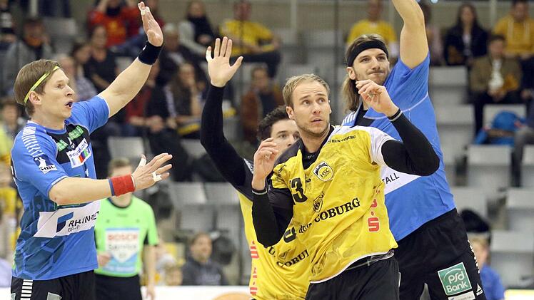 Die beiden Coburger Stefan Lex und Dominik Kelm (im Hintergrund) erwarten ein Zuspiel. Foto: Timo Geldner