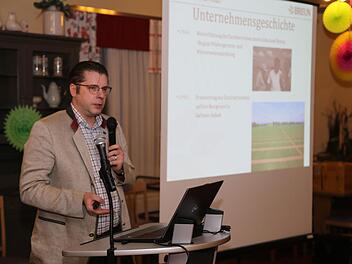 Referent Martin Breun von der Firma Saatzucht Josef Breun betonte, dass  sich die Bauern auf den Klimawandel einstellen müssten.  Foto: Franz Galster