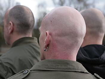 W&auml;hrend der Auseinandersetzung auf einem fr&auml;nkischen Volksfest riefen einige der Besucher rechtsradikale Parolen. Symbolbild: Ruediger Kottmann/www.polizei-beratung.de