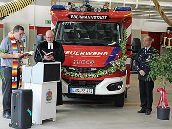 Die Pfarrer segnen das neue Fahrzeug.