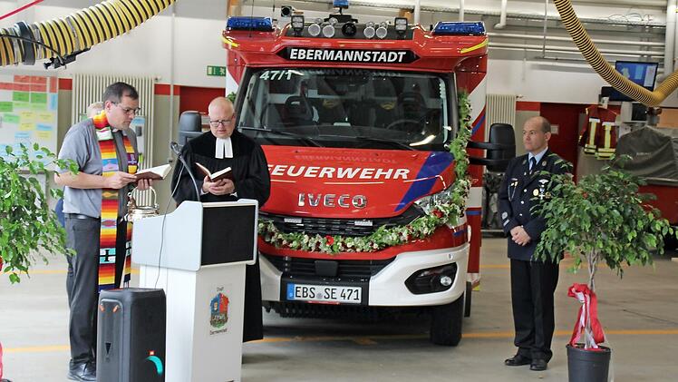 Die Pfarrer segnen das neue Fahrzeug.