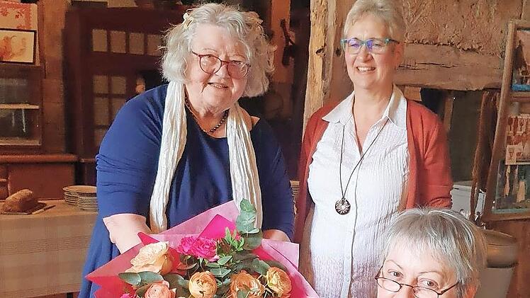 Herta Hey (vorne), die vor 20 Jahren die Selbsthilfegruppe gr&uuml;ndete, wurde von Birgit Kempf (links) und Heidi Hahn mit einem Blumenstrau&szlig; geehrt.