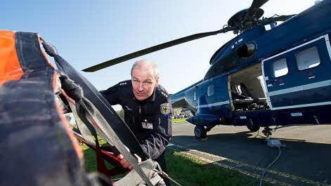 Stefan Kessler von der Bundespolizei kobntrolliert einen Löschbehälter. Foto: Tobias Köpplinger
