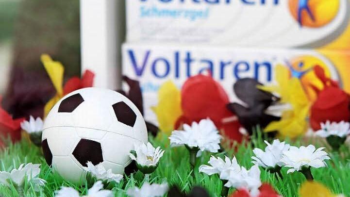 Schmerz, lass nach: Die Apotheke hält vorsorglich schon das Schmerzgel fürs schlechte Abschneiden der Deutschen Elf parat. Fotos: Jochen Nützel