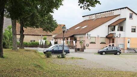 Mit einem provisorischen Aischübergang würde aus diesem Parkplatz vor dem ASV-Sportheim eine Hauptverkehrsstraße.