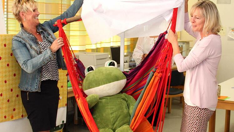 Gabi Mönius (l.) half Rosi Wagner beim Auspacken eines ihrer Abschiedsgeschenke. Foto: Johanna Blum