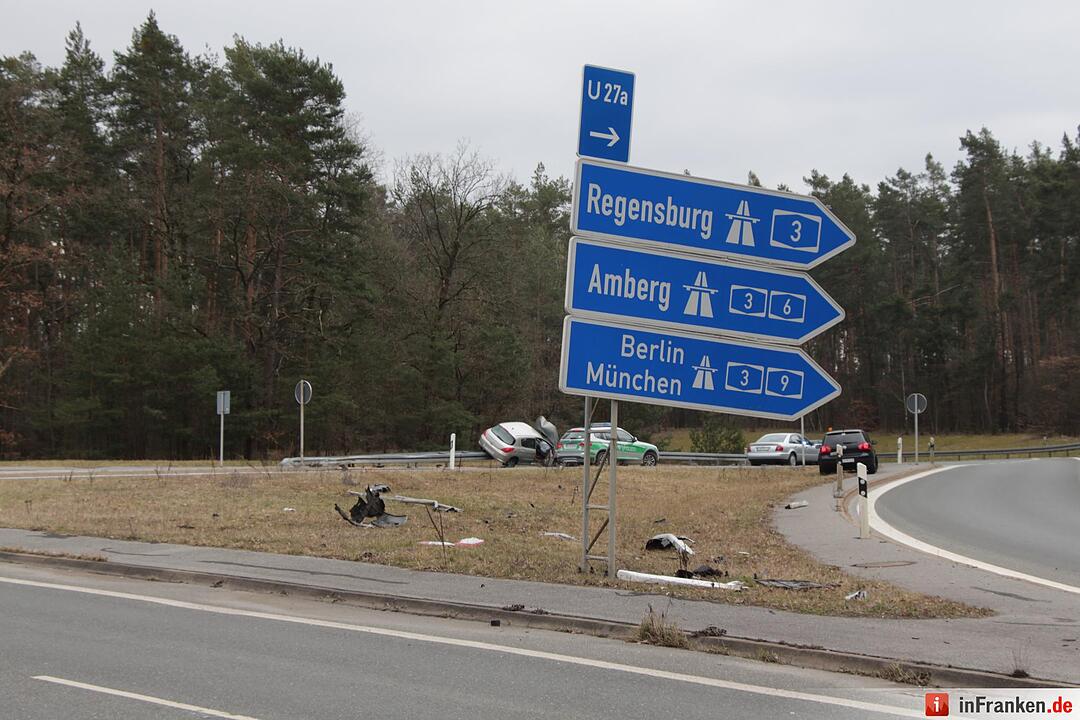 Fahrzeug rammt Verkehrsschild und landet auf Gegenfahrbahn