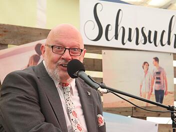 Waldemar Grab ist gelernter Verlagskaufmann. Er hat als Journalist und Chef-Steward der Kanzlermaschine gearbeitet, er leitete Einkaufscenter, spielte in Bars. Bekannt wurde Grab als Pianist des ZDF-Traumschiffes.  Foto: Sonny Adam