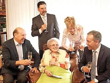 Anni Pollinger und ihre Gäste waren bester Laune. Foto: Richard Sänger