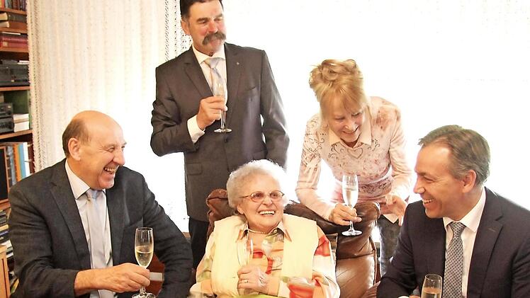 Anni Pollinger und ihre Gäste waren bester Laune. Foto: Richard Sänger