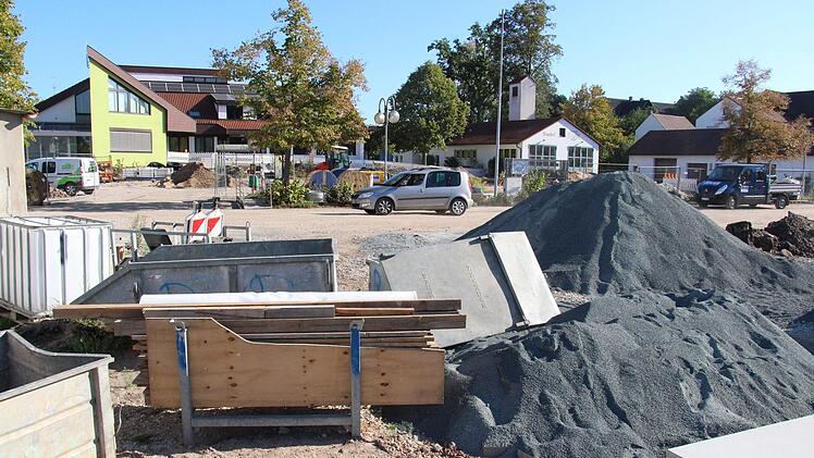 Noch bis September 2019 wird rund um das Rathaus in Röttenbach alles neu gestaltet. Foto: Christian Bauriedel