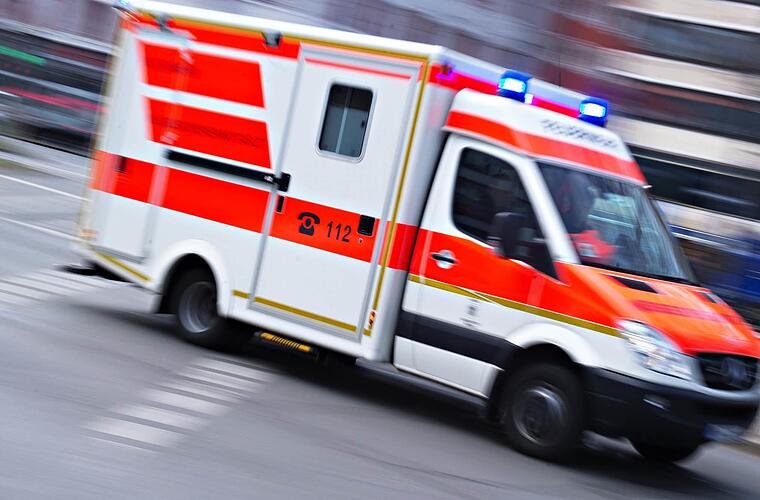 Coburg: Doppeldeckerbus zieht Linienbus vor: Fahrgast verletzt sich