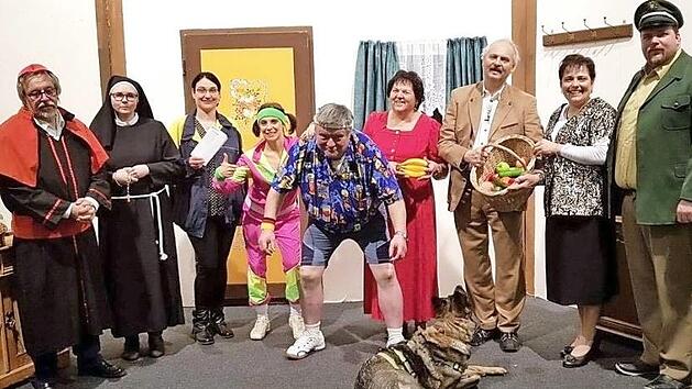 Das Ensemble der Neuen Tettauer Theatergruppe inszeniert den "Rübenkönig". Foto: privat