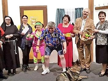 Das Ensemble der Neuen Tettauer Theatergruppe inszeniert den "Rübenkönig". Foto: privat
