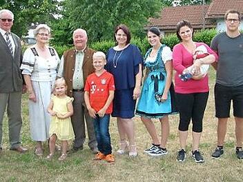 In Nurn feierte Hans-Kurt Mertens (Vierter von links) seinen 80. Geburtstag. Mit im Bild (von links) Zweiter Bürgermeister Bruno Beierlorzer, Gattin Gisela sowie die Enkel bzw. Urenkel Lilly, Ben und Sabrina Greiner-Lar, Natalie Franz, Verena Wunder, Jonas Hofmann und Fabian Wunder.  Foto: Hans Franz