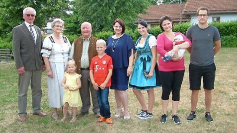 In Nurn feierte Hans-Kurt Mertens (Vierter von links) seinen 80. Geburtstag. Mit im Bild (von links) Zweiter Bürgermeister Bruno Beierlorzer, Gattin Gisela sowie die Enkel bzw. Urenkel Lilly, Ben und Sabrina Greiner-Lar, Natalie Franz, Verena Wunder, Jonas Hofmann und Fabian Wunder.  Foto: Hans Franz
