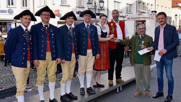 Am Kirchweihsonntag hatte der Berater des Aktionskreises Haßfurt Aktiv (Aha), Hachem Farmand (Zweiter von rechts), ein buntes Unterhaltungsprogramm unter dem Motto "Bier- und Trachtenfestival" auf die Beine gestellt. Zusammen mit Michael Fischer vom Aha (rechts) überreichte er den Siegern des Trachtenwettbewerbs Gutscheine. Mit im Bild (von links) einige der Teilnehmer: Adrian und Andreas Ort, Michael Zoth, Volker Ortloff, Alina Lenhardt und Albin Wagenhäuser
