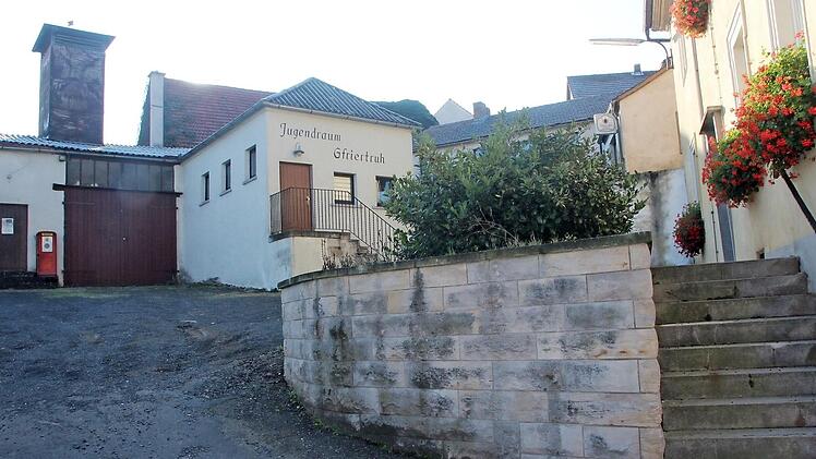 Hier stehen große Veränderungen an: Das Rathaus (rechts) wird saniert und zum Bürgerhaus umgewandelt, das Museum wird man dafür einstweilen in die leerstehende Gaststätte (dahinter) verlagern, um es später andernorts wieder einzurichten. Das Feuerwehrhaus (links) wird abgerissen; Am Platz vor dem Rathaus entstehen vier Parkplätze, der Aufgang wird behindertengerecht umgestaltet. Dafür verschwindet der Treppenaufgang. Der Jugendtreff "Gefriertruh" soll bestehen bleiben. Fotos: Eckehard Kiesewe...