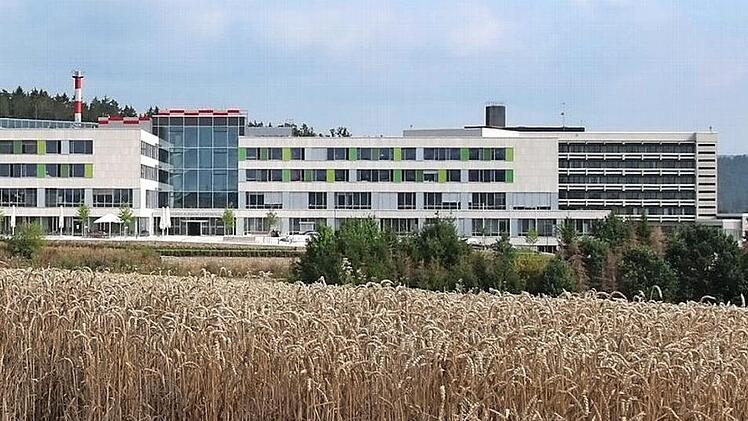Das neue Lichtenfelser Regiomed-Klinikum (im Vordergrund links) und der Altbau (Hintergrund rechts)  Archivfoto: Matthias Einwag