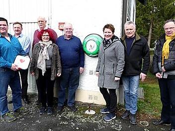 Jochen Fischer (links) erklärte die Funktionsweise des Defibrillators am Feuerwehrhaus in Feuln. Altbürgermeister Siegfried Küspert, Detlef Renner, Heike Buß von der VR-Bank Oberfranken-Mitte, Josef Witzgall, Gisela Ohnemüller, Roland Lutz und Ludwig Beierlein (von rechts) hörten interessiert zu.  Foto: Dieter Hübner