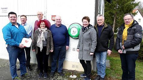 Jochen Fischer (links) erklärte die Funktionsweise des Defibrillators am Feuerwehrhaus in Feuln. Altbürgermeister Siegfried Küspert, Detlef Renner, Heike Buß von der VR-Bank Oberfranken-Mitte, Josef Witzgall, Gisela Ohnemüller, Roland Lutz und Ludwig Beierlein (von rechts) hörten interessiert zu.  Foto: Dieter Hübner