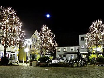 Die kahlen Kastanienb&auml;ume auf dem Marktplatz von Ebermannstadt haben ihre Lichtgew&auml;nder angezogen. Foto: Joachim Kortner