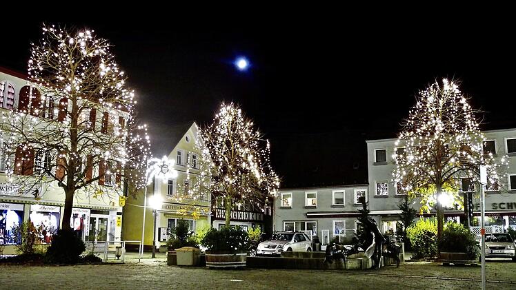 Die kahlen Kastanienb&auml;ume auf dem Marktplatz von Ebermannstadt haben ihre Lichtgew&auml;nder angezogen. Foto: Joachim Kortner