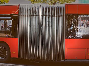 A9 im Kreis Bayreuth: Von Lkw abgedrängt? Bus kracht in Leitplanke - Fahrer hatte keinen Führerschein
