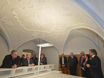 Die Stuckdecke strahlt wieder: Architekt Christian Teichmann (rechts) erklärt, was bei der Sanierung zu beachten war. Fotos: Ronald Rinklef
