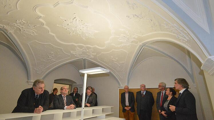 Die Stuckdecke strahlt wieder: Architekt Christian Teichmann (rechts) erklärt, was bei der Sanierung zu beachten war. Fotos: Ronald Rinklef