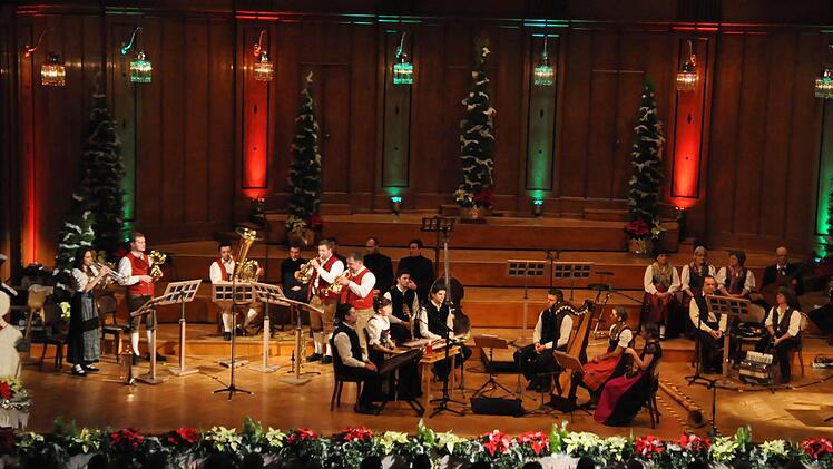 Fränkische Sänger und Musikanten aus der Region von Main und Spessart ließen das Weihnachtsbrauchtumlebendig werden.