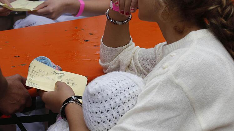 Asyl: Im Erlanger Freibad West wurde ein provisorisches Flüchtlingslager errichtet.