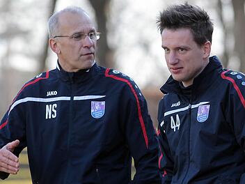In fünf Regionalligapartien unter ihrer Regie bislang spielte der FC Eintracht Bamberg 2010 acht Punkte herein: Trainer Norbert Schlegel (l.) und sein "Co" Tobias Wichert. Fotos: sportpress