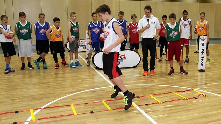 U-13-Spieler Leon Heinrich zeigte den beiden Weltstars, wie man die Einheit "Koordination" bewältigt. Foto: Bertram Wagner