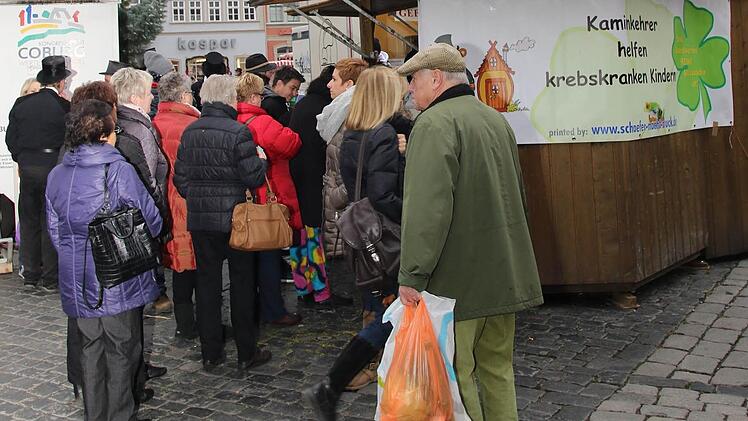 Da jedes Los ein Gewinn war und Glück in zweierlei Hinsicht brachte, bildeten sich vor der Gewinnausgabe auf dem Marktlatz lange Schlangen. Foto: Michael Stelzner