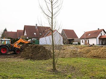 10.000 Euro lässt sich die Gemeinde Wonfurt den Schutzwall um das Baugebiet Rabenmühle in Wonfurt kosten. Die Arbeiten dazu haben bereits begonnen. Fotos: Ulrike Langer