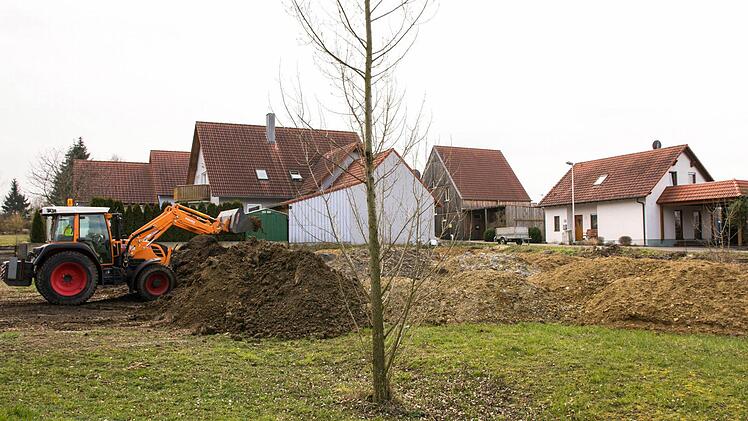 10.000 Euro lässt sich die Gemeinde Wonfurt den Schutzwall um das Baugebiet Rabenmühle in Wonfurt kosten. Die Arbeiten dazu haben bereits begonnen. Fotos: Ulrike Langer